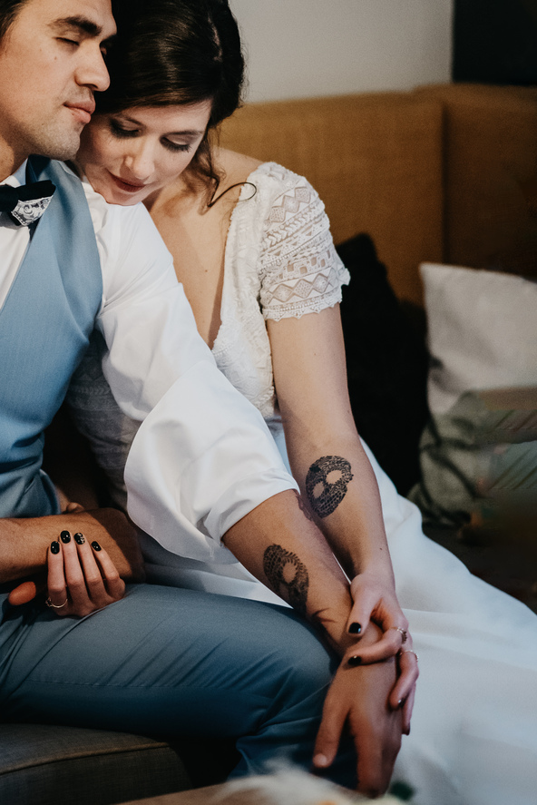 Wedding planner un couple serein avec tatouage de crâne sur le bras