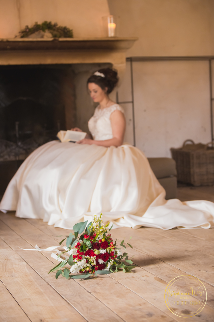 Tradition une mariée en train de lire avec son bouquet au premier plan