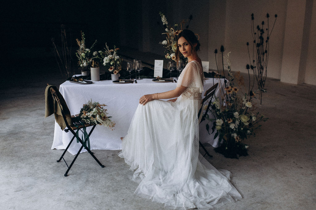 tradition une mariée assise à sa table en robe de mariée