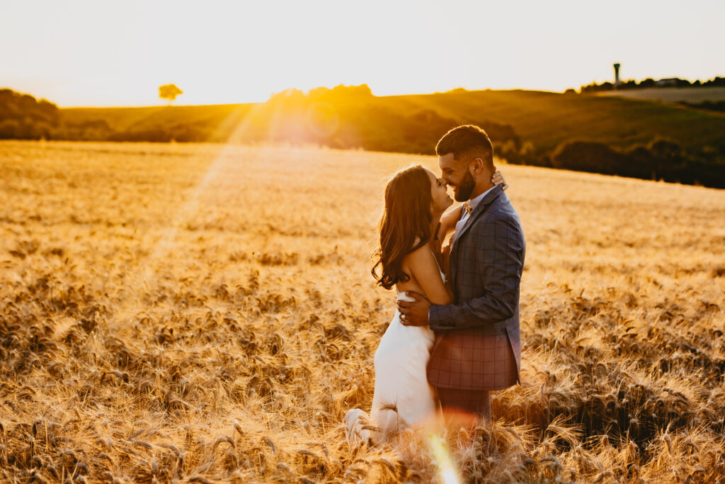Saison 2022 couple de mariés dans un champ de blé faisant leur séance couple
