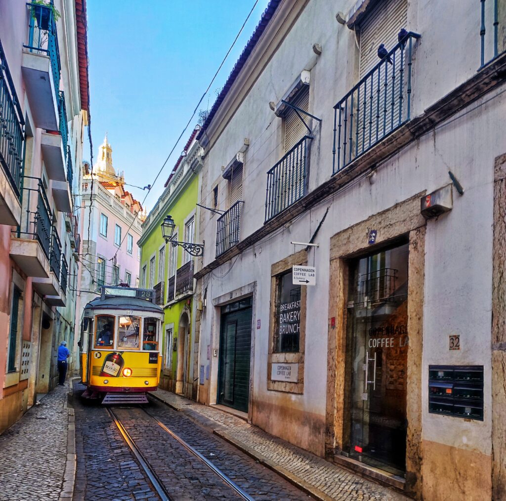2022 tramway jaune à Lisbonne