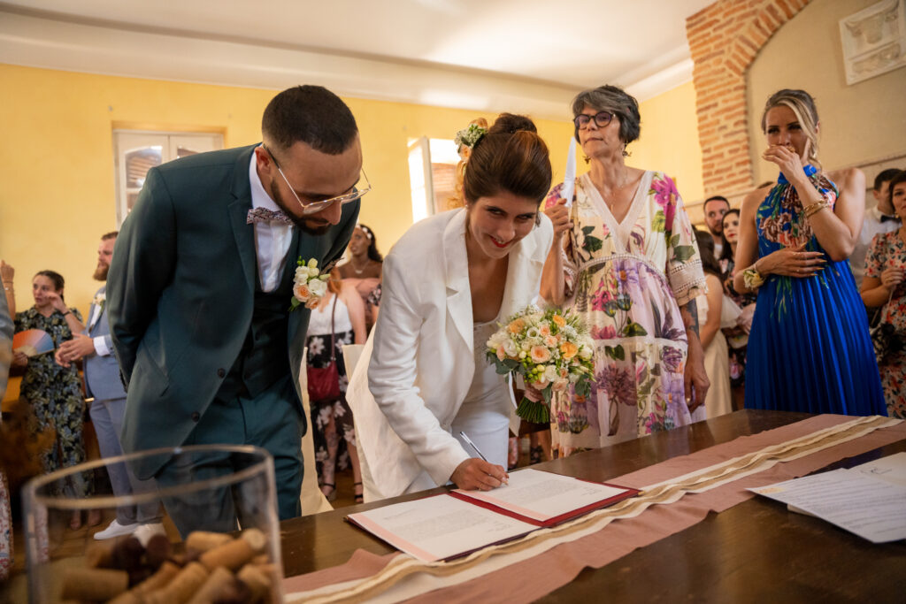 mariage et administratif les mariés qui signent 