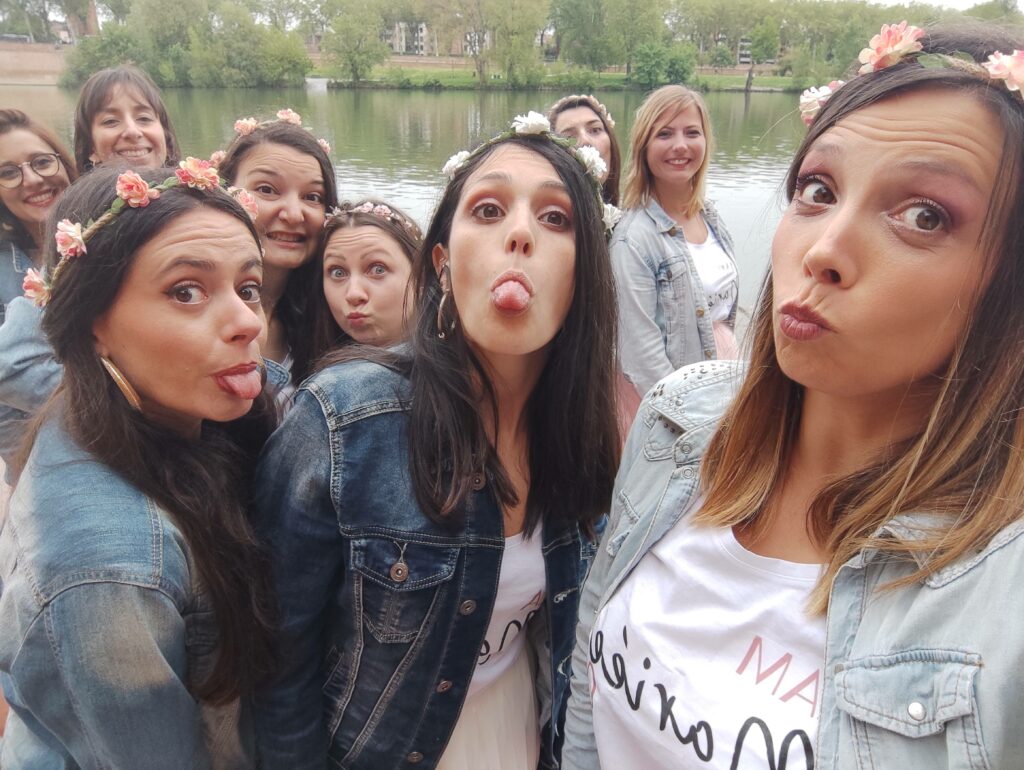 Toulouse organiser un evjf amies faisant un selfie pendant le shooting photo