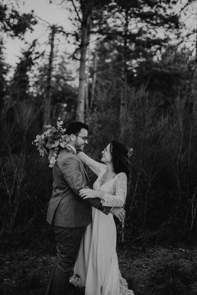 2022 un couple de marié faisant ses photos de couple dans la forêt