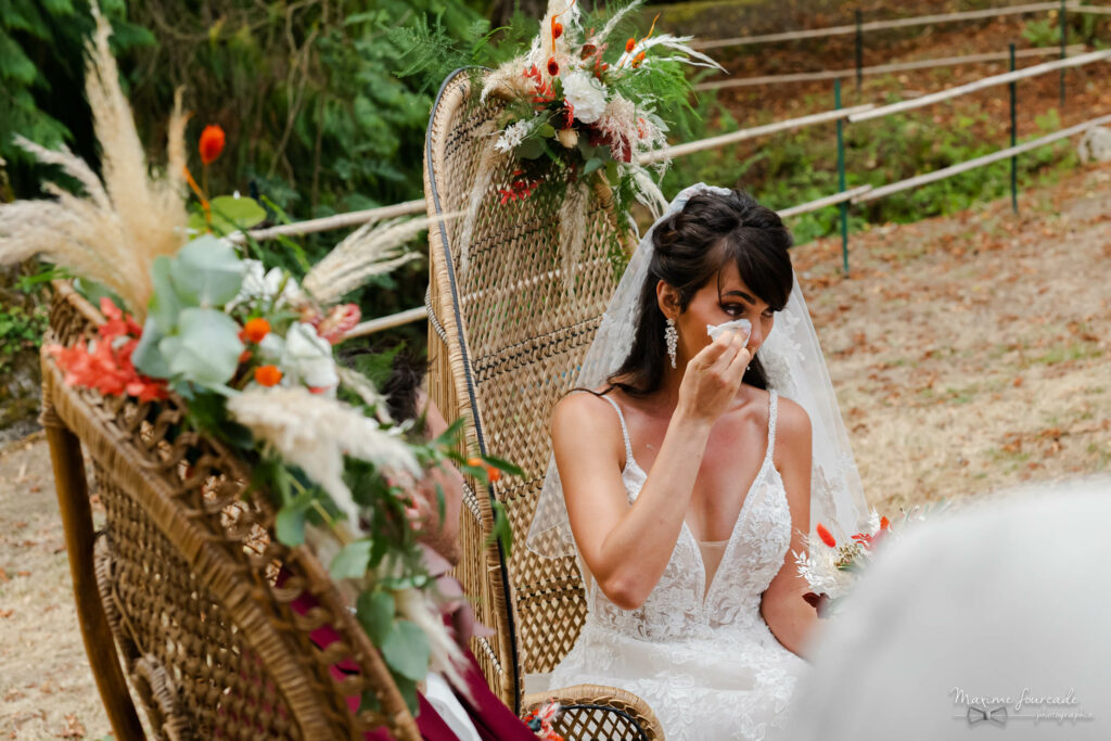 Saison 2022 la mariée assise écoutant les voeux de son mari s'essuyant ses larmes
