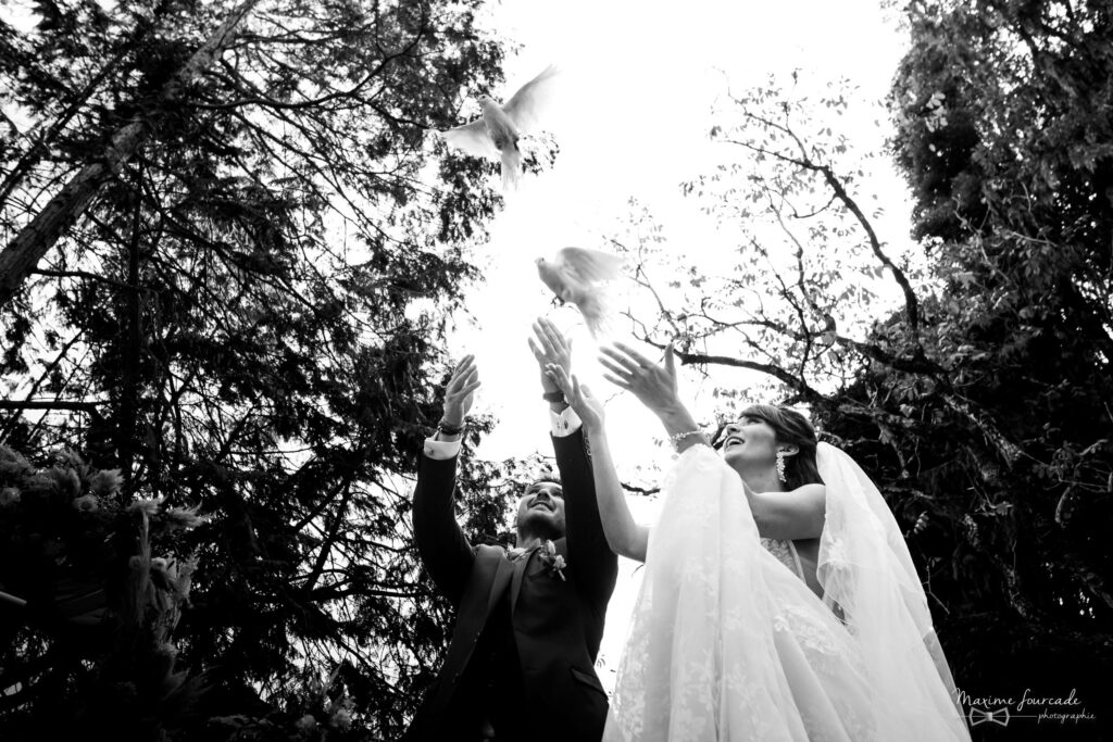 Rituel cérémonie laïque les mariés font un lâcher de colombes