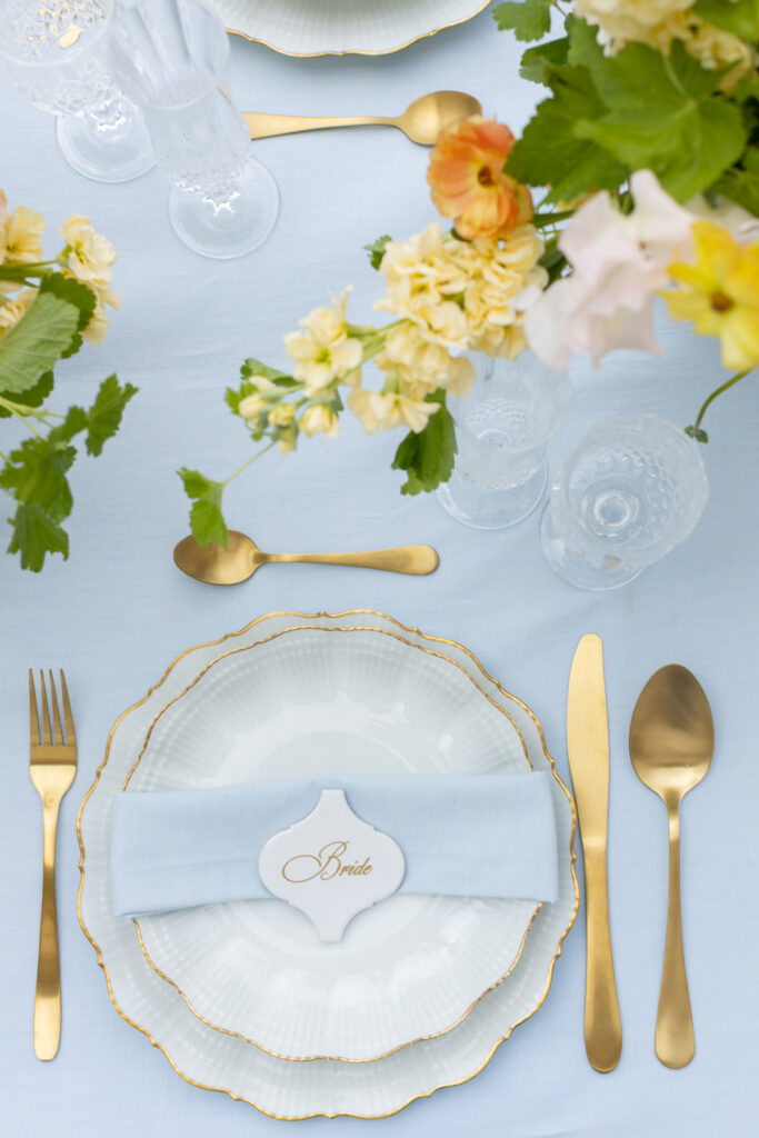 Saison 2022 table de mariage dorée bleu clair fleurs jaunes