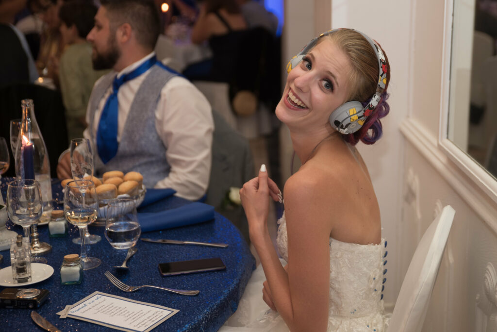 Musique la mariée assis à table avec un casque sur les oreilles 