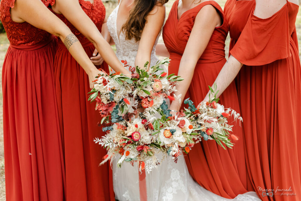 Témoin de mariage la mariée et ses témoins avec le bouquet au centre