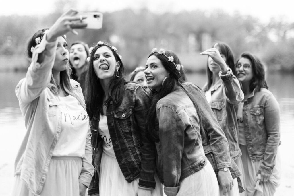 EVG, EVJF la mariée et ses témoins demoiselles d'honneur qui se prennent en selfie