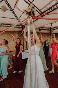 Les mariés faisant la ronde du bouquet