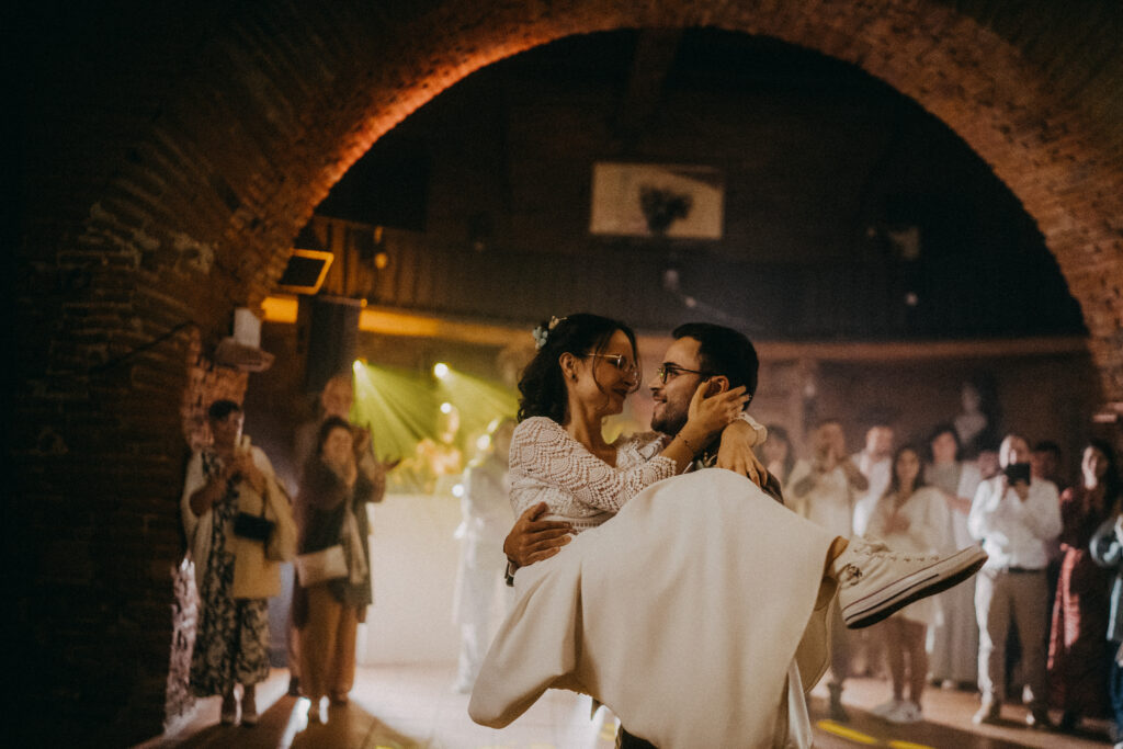 Musique le marié portant la mariée lors d'un porté de l'ouverture de bal