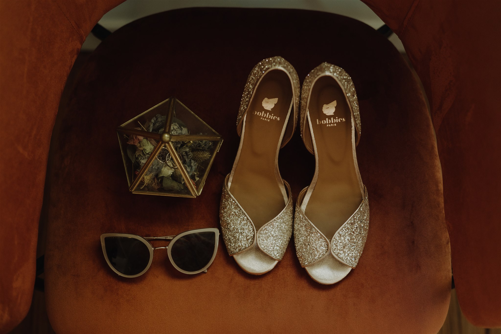 témoin de mariage : escarpins à paillettes dorés, lunette de soleil, boite à alliance dorée
