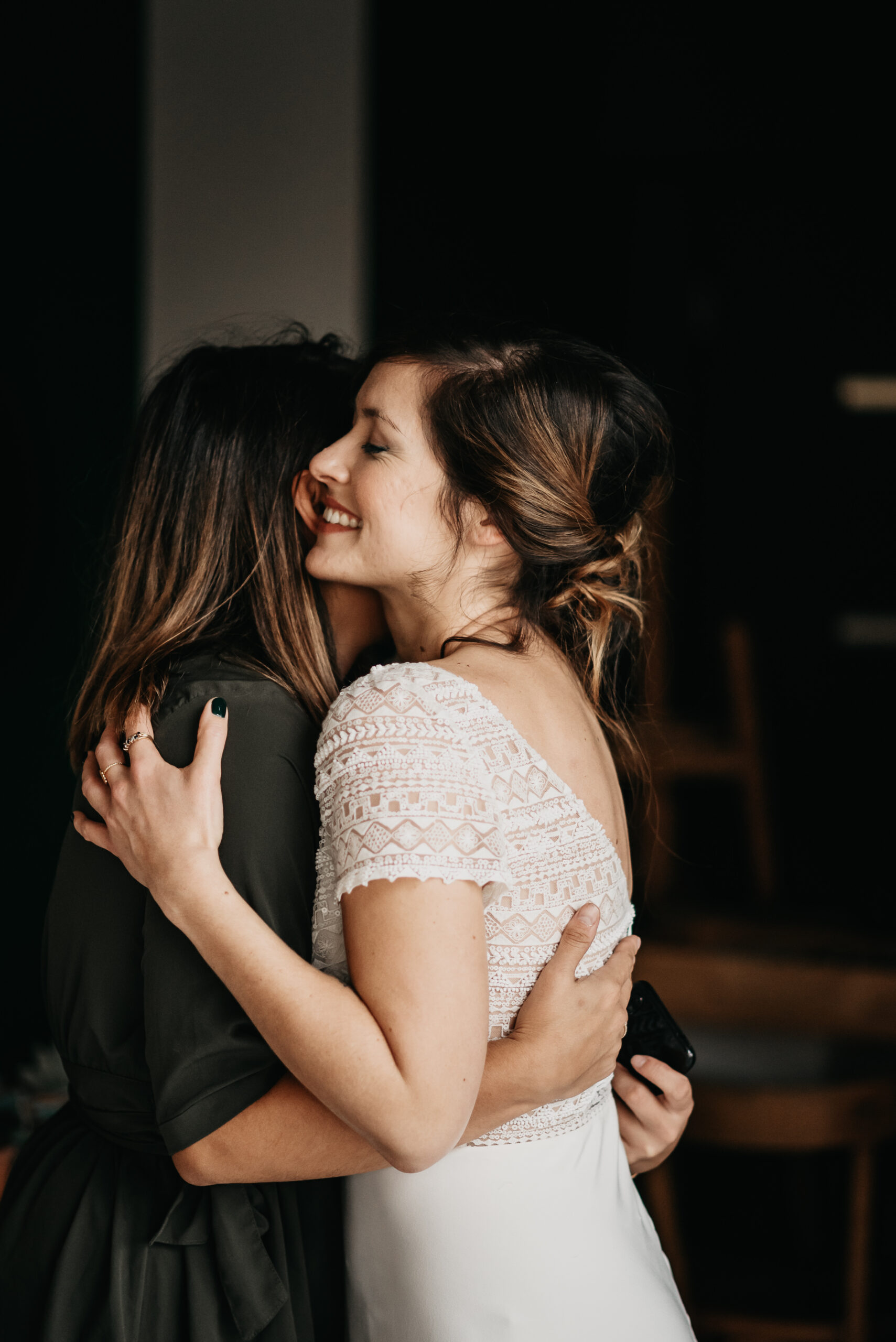 Témoin de mariage qui allume les bougies sur la table