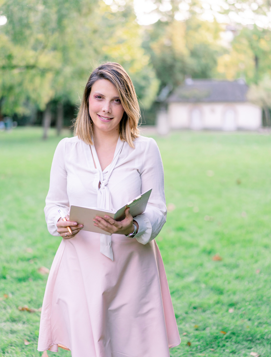 Wedding planner fini de tout mettre en place alors que les mariés prennent leur vin d'honneur